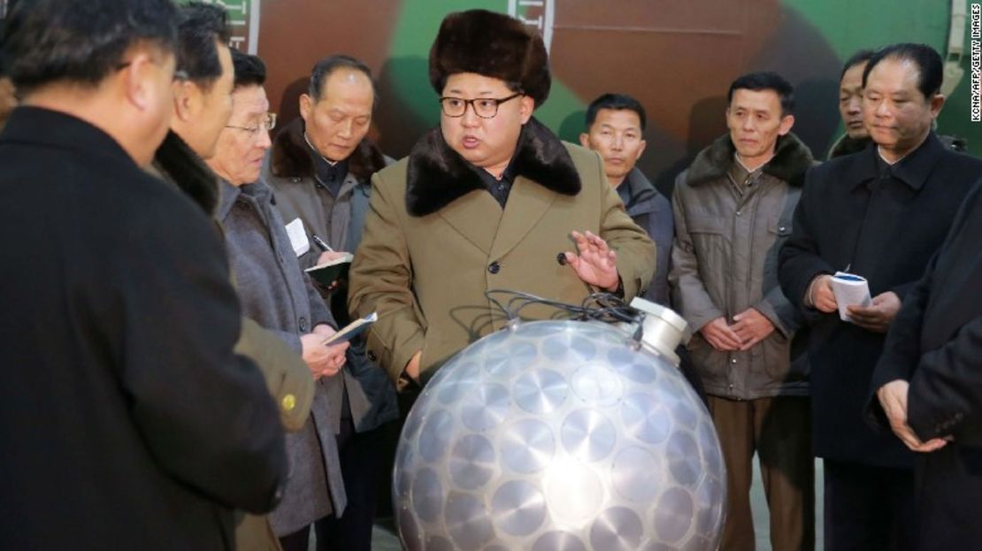 En una foto sin fecha, Kim Jong-un se reúne con científicos y tecnólogos de armas nucleares alrededor de lo que Corea del Norte afirmaba era una ojiva nuclear miniaturizada.