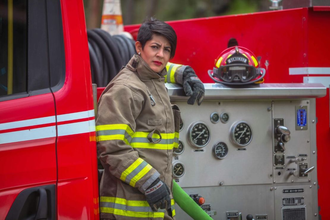 Diana Morales con su uniforme de bombera. Cortesía Diana Morales