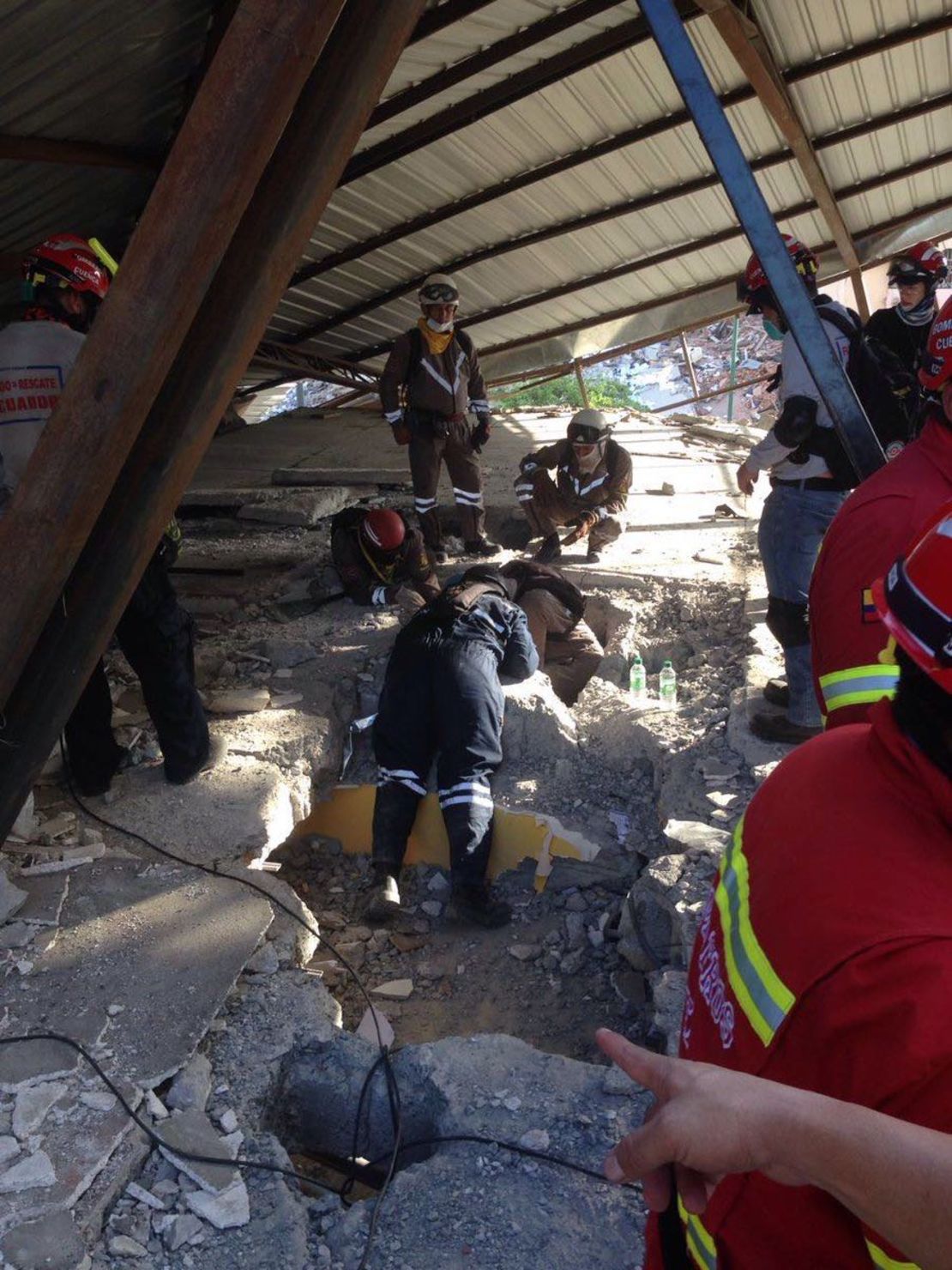 El equipo de Diana Morales intentando recuperar el cuerpo que quedó atrapado entre dos pisos. Cortesía Diana Morales