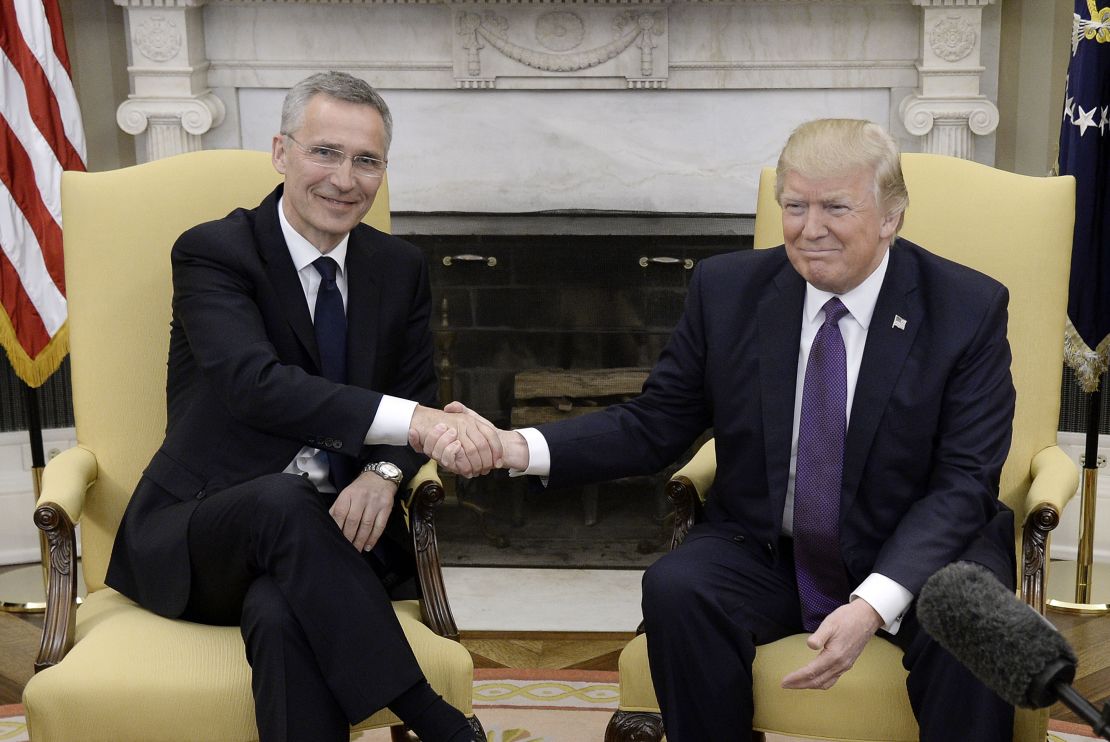 El presidente estadounidense, Donald Trump, se saluda con el secretario general de la OTAN, Jens Stoltenberg, durante su reunión del pasado 12 de abril en la Casa Blanca.