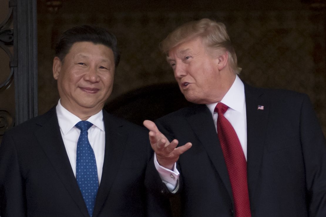 Trump habla con el presidente chino, Xi Jinping, durante su reunión en el complejo de Mar-a-Lago.