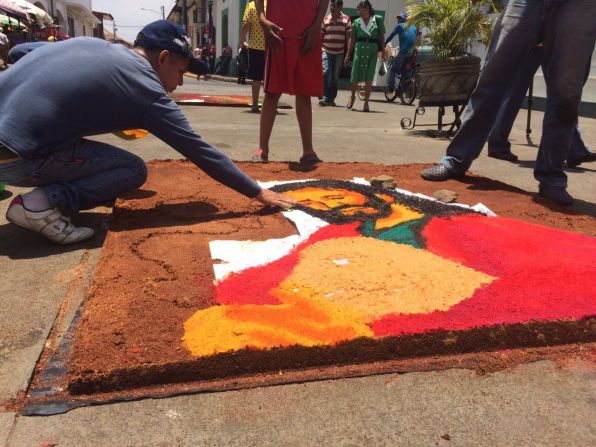 Las alfombras pasionarias, como se las conoce, son una tradición que ha pasado de generación en generación en el barrio indígena de Sutiaba, en León.