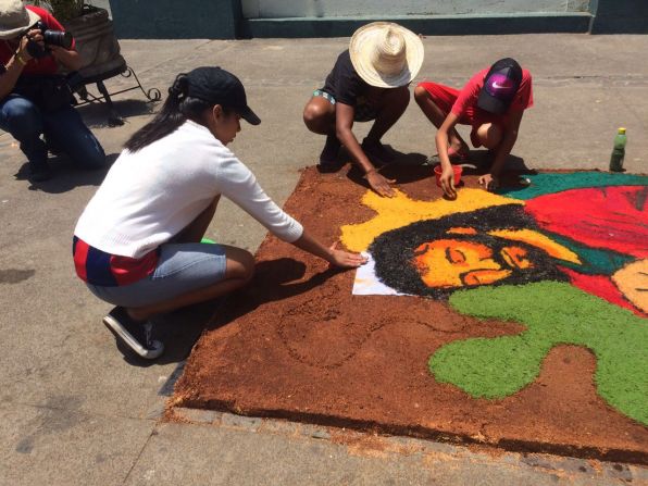 En la elaboración de las alfombras participan familias enteras.