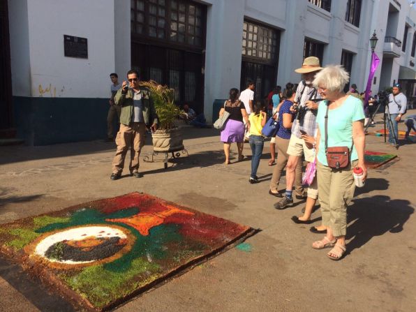 Las alfombras pasionarias duran expuestas varios días frente a la Catedral, para que los locales y turistas extranjeros las aprecien.