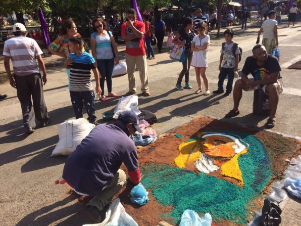 El Viernes Santo es el día en que más personas recorren la llamada calle de las alfombras de León, para observar los trabajos realizados por decenas de familias de esa ciudad.