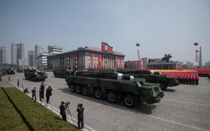 Un cohete no identificado durante el desfile para conmemorar el 105 aniversario del nacimiento del fallecido líder norcoreano Kim Il-sung. Corea del Norte mostró dos nuevos contenedores para misiles balísticos intercontinentales.