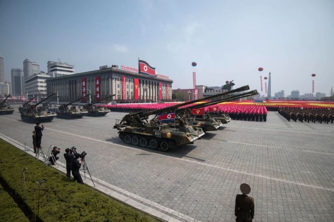 Tanques del ejército norcoreano durante el desfile.