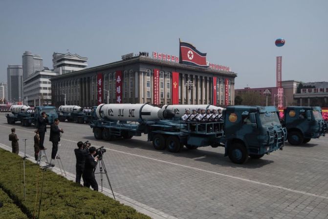 Un lanzamisiles no identificado durante el desfile. Si Corea del Norte tiene misiles balísticos intercontinentales, o ICBM, esto le daría la posibilidad de atacar objetivos en Estados Unidos y Europa.