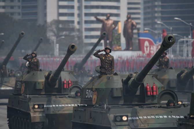 Tanques del ejército norcoreano desfilaron en Pyongyang. La exhibición norcoreana llega cuando las tensiones en la Península Coreana se han elevado a niveles alarmantes.