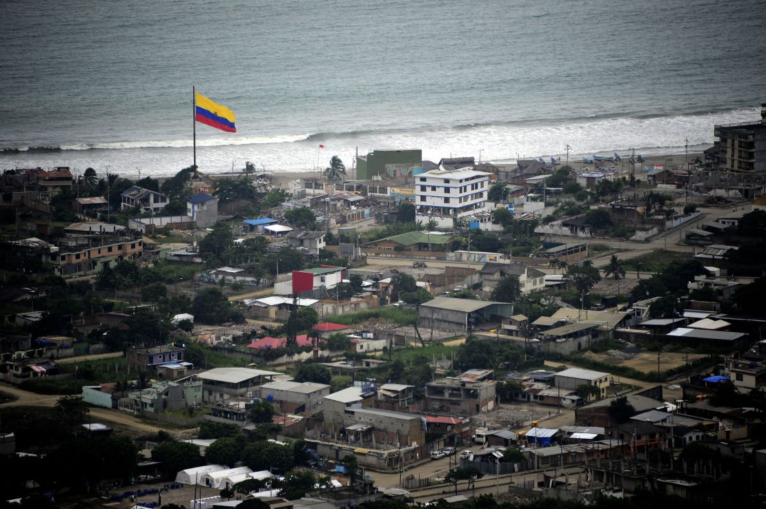 Al fondo, el malecón de Pedernales y la enorme bandera de Ecuador en honor a las víctimas mortales del terremoto del 16 de abril de 2016.