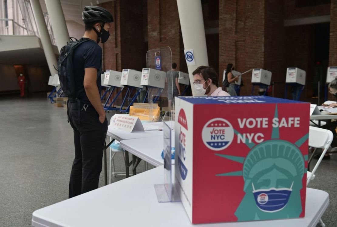 Foto de archivo. Residentes de Nueva York votan durante las elecciones primarias para la alcaldía de la ciudad de Nueva York en el centro de votación del Museo de Brooklyn el 22 de junio de 2021.