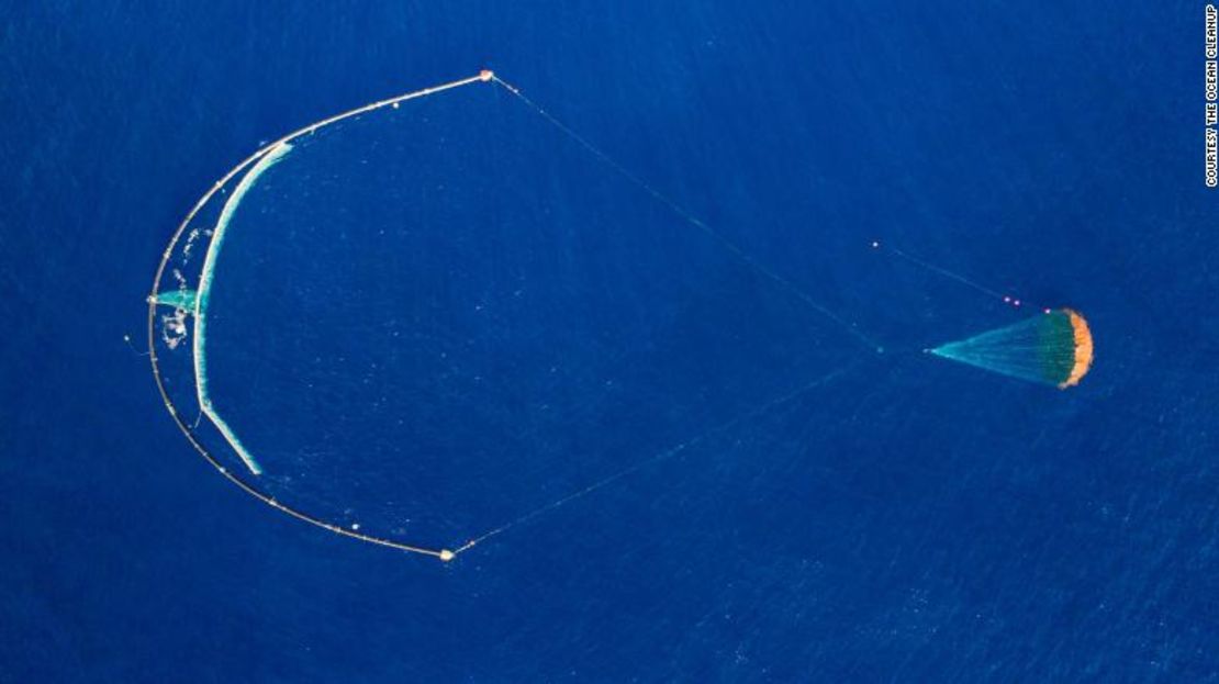 El sistema 001/B de Ocean Cleanup recoge y almacena plásticos hasta que un barco pueda recogerlos.