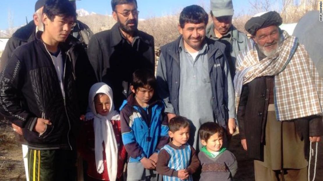 Murtaza posa con vecinos locales, entre ellos su orgulloso padre Arif, en el chaleco azul, el tercero de derecha a izquierda.