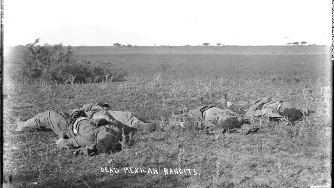 La retórica racista de la época se ve en el pie de foto a mano alzada de esta foto histórica: "Bandidos mexicanos muertos".