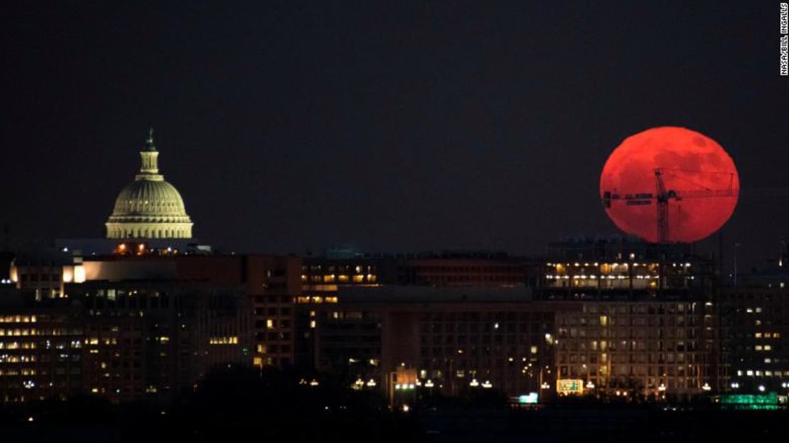 Una superluna se eleva sobre el cielo de la ciudad de Washington el pasado 3 de diciembre de 2017.