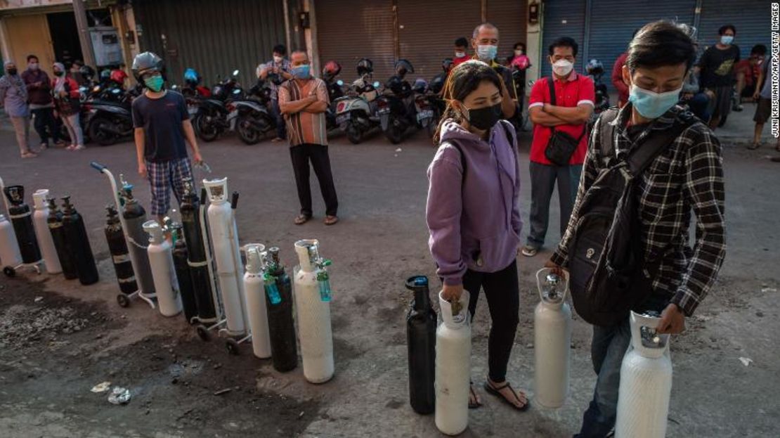 Residentes hacen fila para recargar tanques de oxígeno en Surabaya, el 15 de julio.