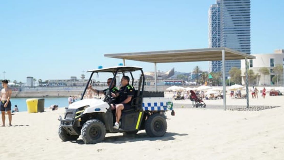 La Policía ha estado previniendo el crimen patrullando las playas en cuatrimotos, patinetas, botes, vehículos y a pie.