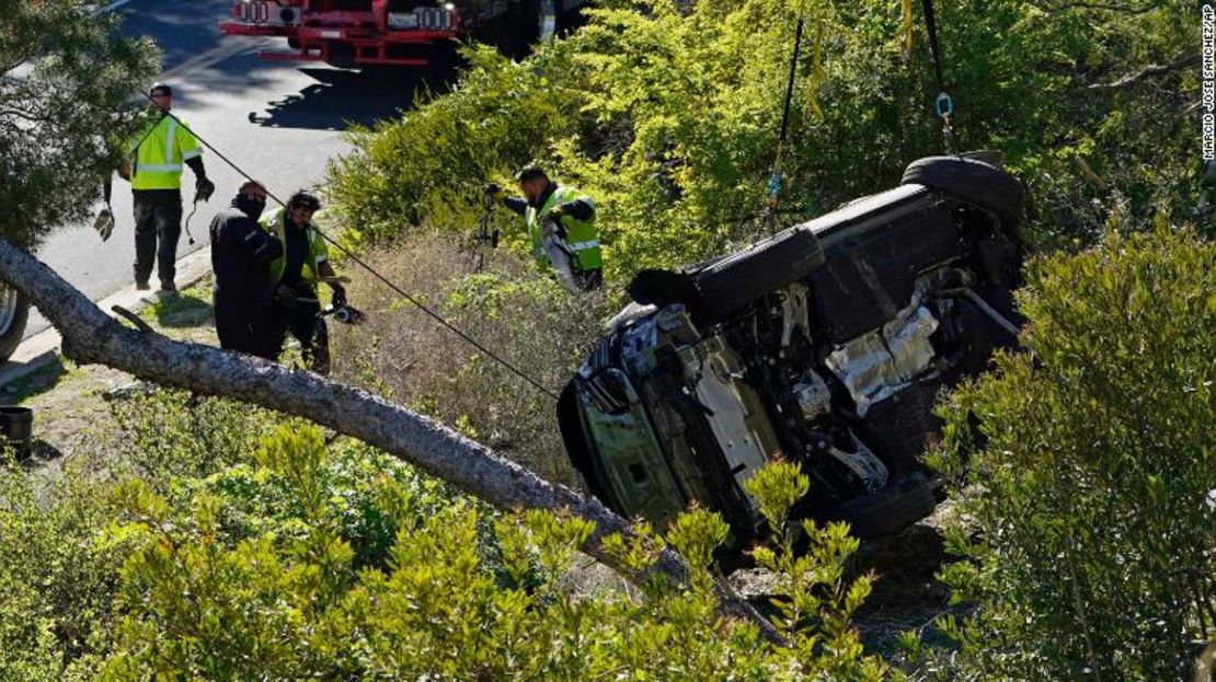 Un vehículo resultó volcado sobre un lado, después de un accidente automovilístico que involucró a Tiger Woods este martes.