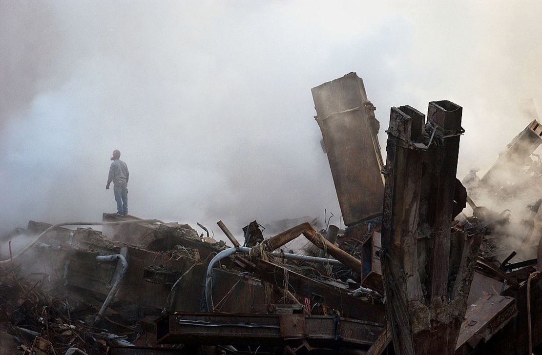 Un trabajador se encuentra sobre las ruinas y dirige los esfuerzos de limpieza a través de las nubes de humo mientras los trabajos continúan en la zona cero el 11 de octubre de 2001.