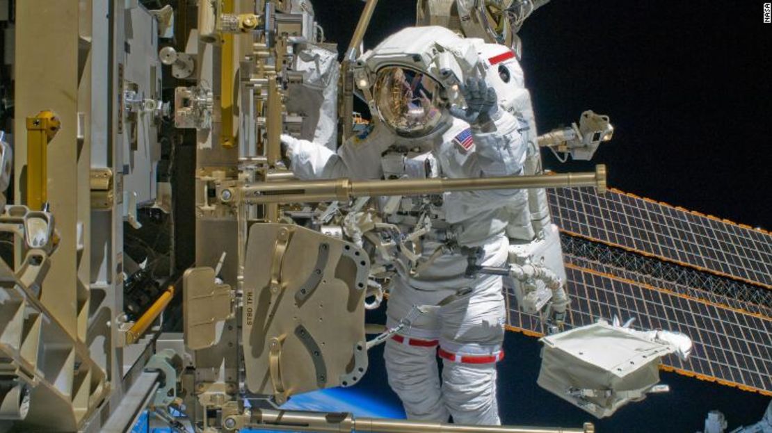 El astronauta Shane Kimbrough es una caminata espacial en 2008.