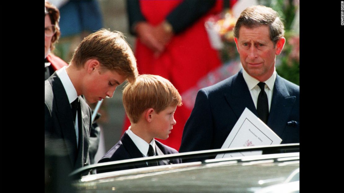 Los príncipes Guillermo (derecha), Enrique y Carlos, tras el funeral de la princesa Diana.