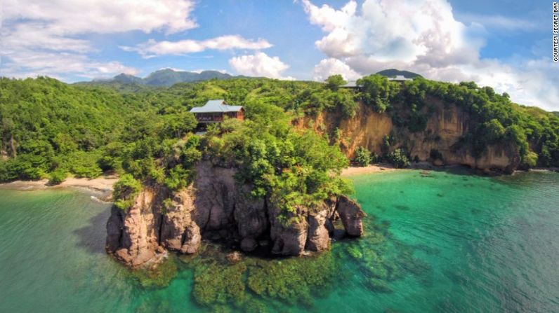 El Hotel Secret Bay, en Dominica, solo tiene ocho cabañas, escondidas entre un denso follaje que parece selvático, con vista al océano.