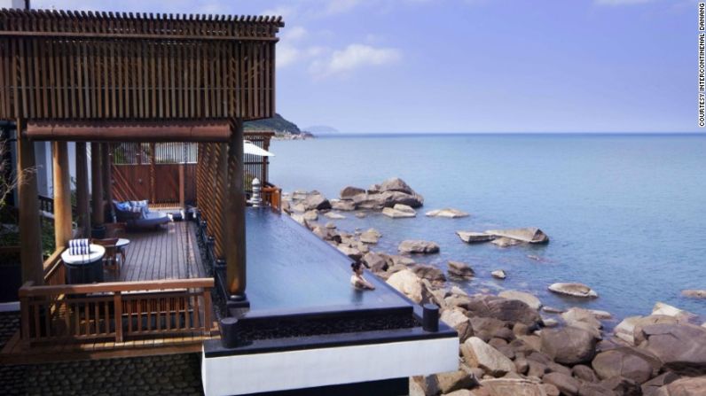 El InterContinental Danang Sun Peninsula Resort, en Danang, Vietnam, tiene 197 habitaciones y suites con amplias terrazas y baños que parecen spas privados, con jacuzzis que dan sobre el océano. Su restaurante Citron toma reservas para citas románticas en la montaña. Sí, así como lo lees.