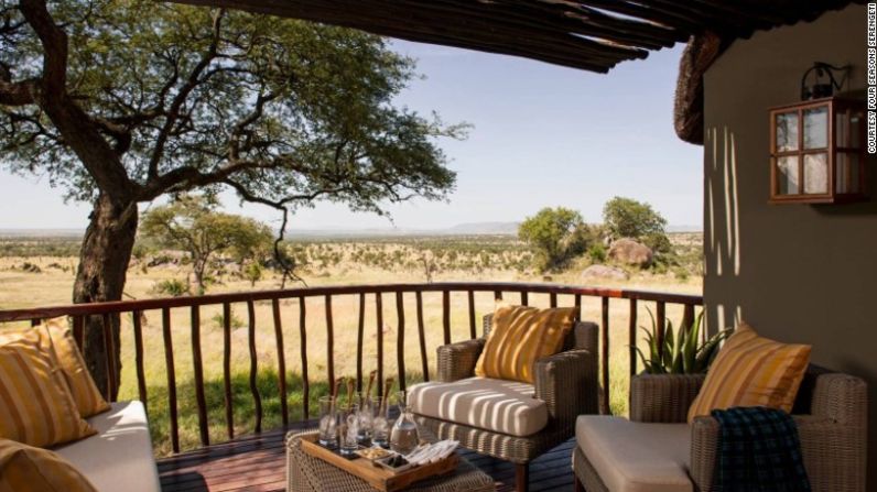 El Hotel Serengeti, de la cadena Four Seasons, en Tanzania, ofrece un amplio menú para parejas, desde cenas flotantes al atardecer encima de una piscina que da sobre el desierto, hasta tratamientos de spa que usan plantas locales y materiales curativos.