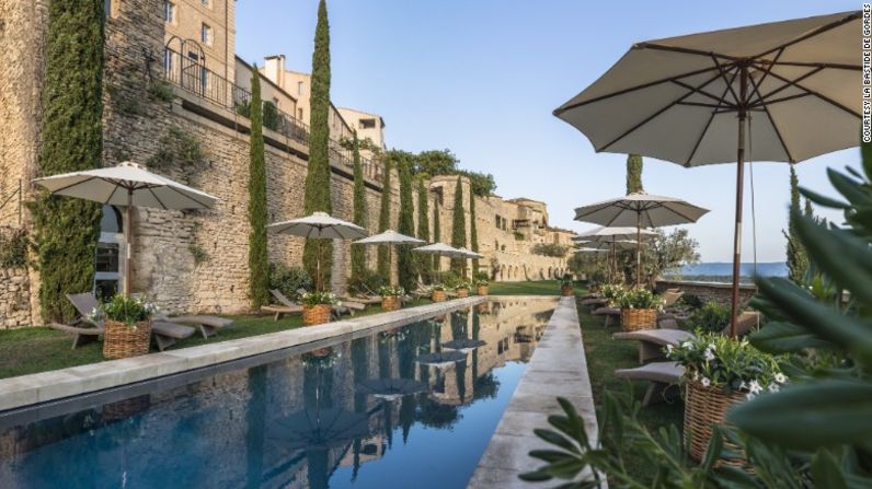 El Hotel La Bastide de Gordes está bicado sobre un acantilado cerca de un castillo del siglo XII, en el pintoresco pueblo de Gordes, en Francia. Sus habitaciones y suites están decoradas con frescos y antigüedades estilo Luis XV y lujosas telas provenzales. Tiene un restaurante dirigido por el chef con una estrella Michelin Pierre Gagnaire.