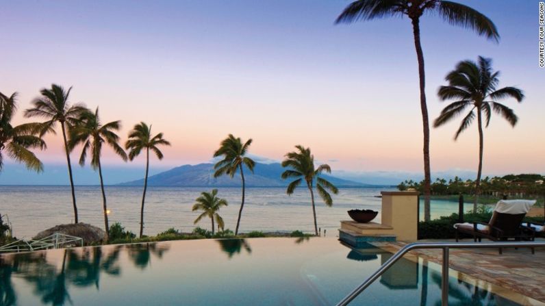 Gracias a su última remodelación, el Hotel Four Seasons Maui en Wailea (Hawai) ofrece más y mejores planes para pareja, desde aventureros recorridos en helicóptero hasta masajes relajantes en la playa.