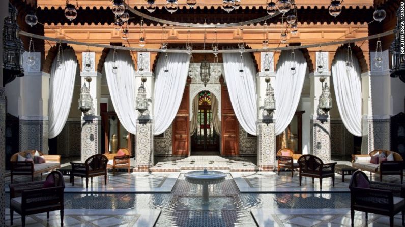 Los 'riads' (elegantes residencias privadas) del Hotel Royal Mansour, en Marrakech, son tan extravagantes que los harán sentir como si vivieran en su propio palacio. Están decoradas con tapices de seda y ante, sofás con brocados de terciopelo y lámparas de cristal de Baccarat.