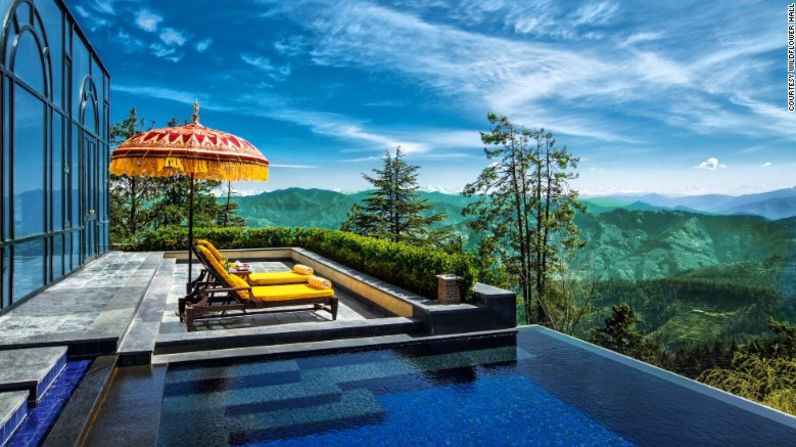 Hay un hotel en la India ubicado sobre una montaña, a 2,5 kilómetros del nivel del mar, y rodeado de bosques de cedro y campos de flores. Se llama Wildflower Hall Shimla y es ideal para recién casados.