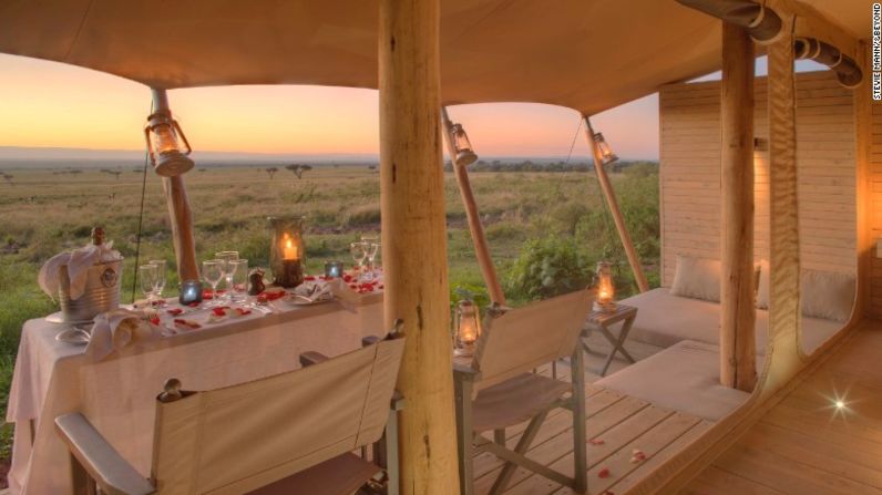 El hotel &Beyond Kichwa Tembo, en Kenya, tiene 40 carpas recién remodeladas y ofrece safaris en globos aerostáticos y atardeceres en Oloololo, mientras los recién casados se toman un coctel y observan la selva.