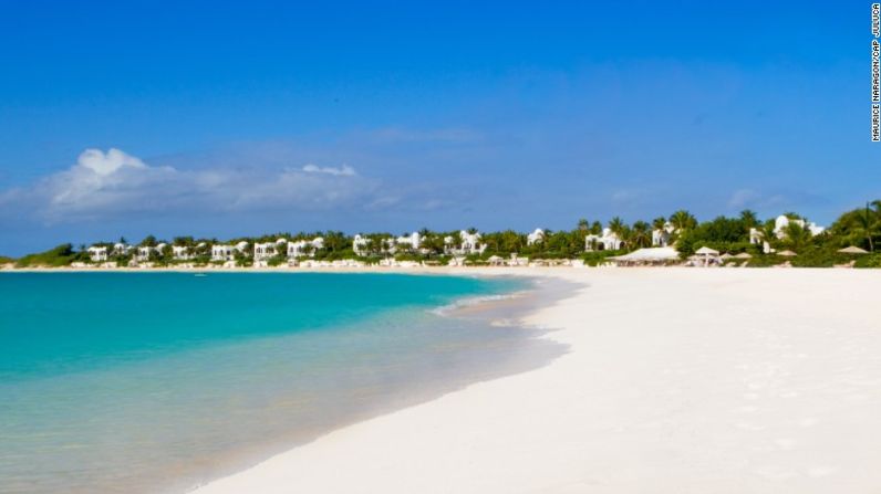 El hotel boutique Cap Juluca es uno de los destinos más populares para pasar una luna de miel (y para casarse) de Anguilla, en las Antillas Británicas. Allí todo es íntimo y mágico, desde sus cabañas abovedadas de estilo morisco hasta su restaurante Blue, que mira al océano.