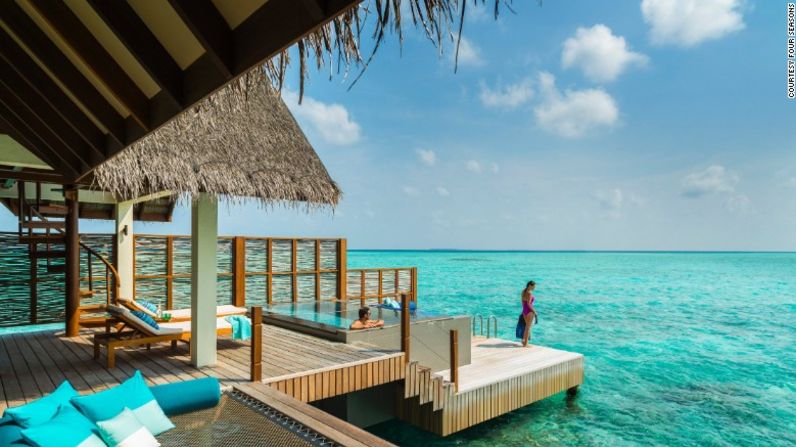 El Four Seasons Resort Maldives at Landaa Giraavaru, en las Islas Maldivas, ofrece cenas románticas y privadas a la luz de las velas en la playa, masajes tántricos para parejas y cruceros al atardecer con champaña, alrededor del sitio de reserva de biósfera de la Unesco.