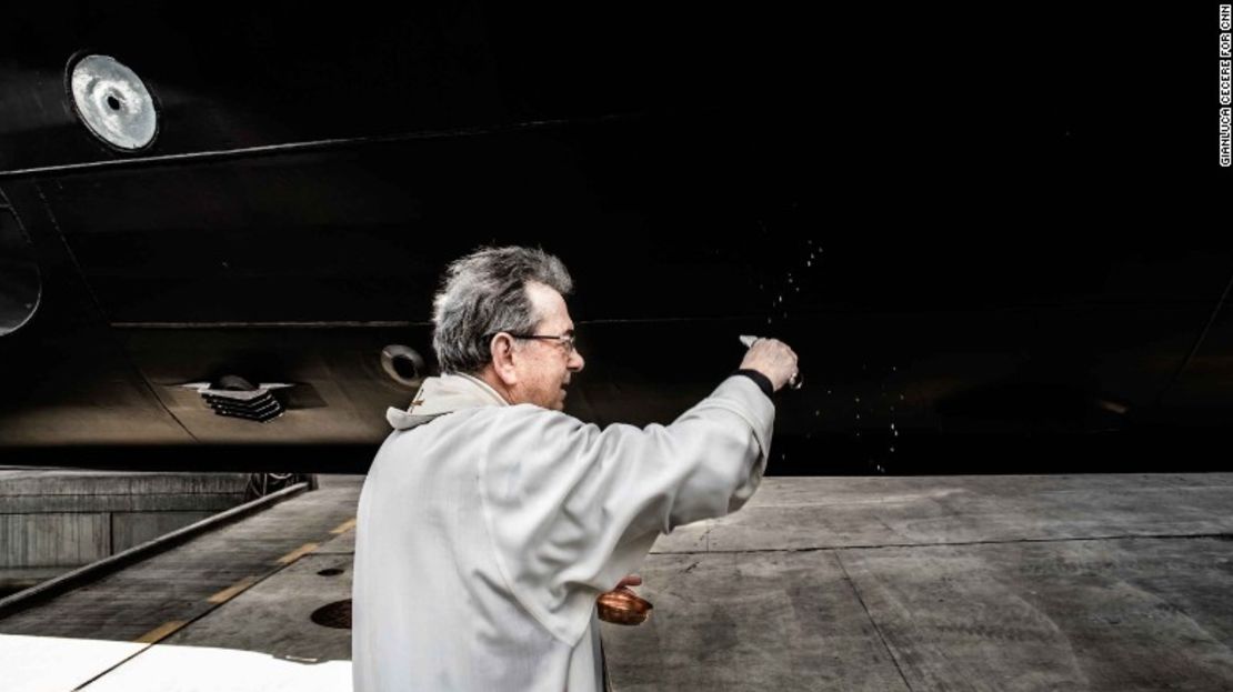 Una sacerdote se prepara para bendecir el nuevo barco.