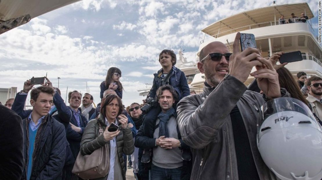 La multitud en la inauguración del Aurora es una mezcla de amigos del propietario, empleados de Rossinavi y sus familias, además de residentes de Viareggio.