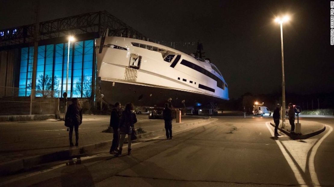 El viaje inaugural del Aurora tuvo lugar completamente en tierra, cuando fue llevado desde el lugar donde fue construido y el borde del mediterráneo.