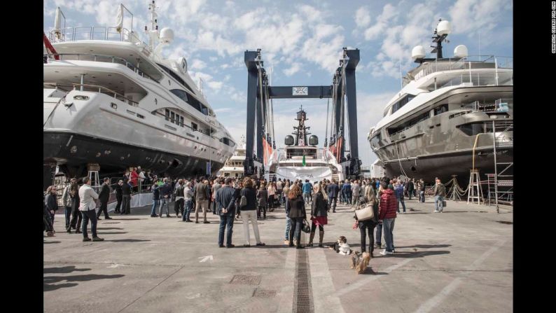 Una vez el Aurora es puesto en el mar, los invitados disfrutaron de un tour a bordo del nuevo superyate.