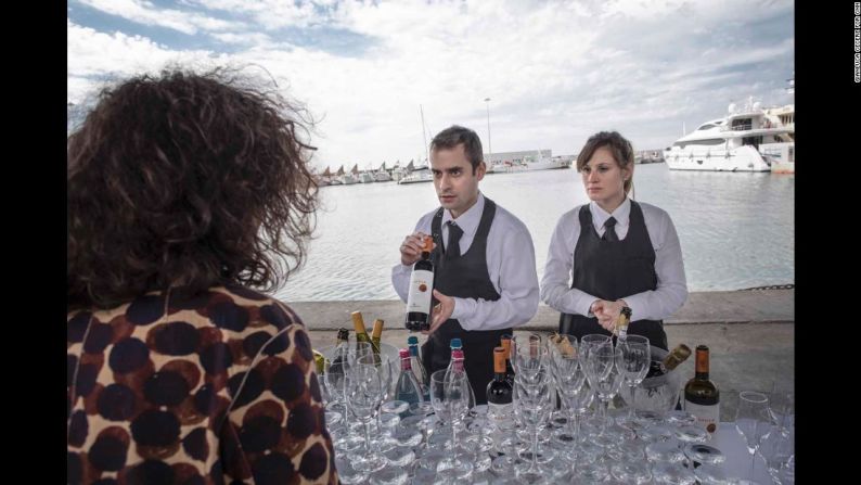 Luego de que el barco sea presentado, los invitados disfrutan de un coctel en el muelle, a las afueras de la sede de Rossinavi.