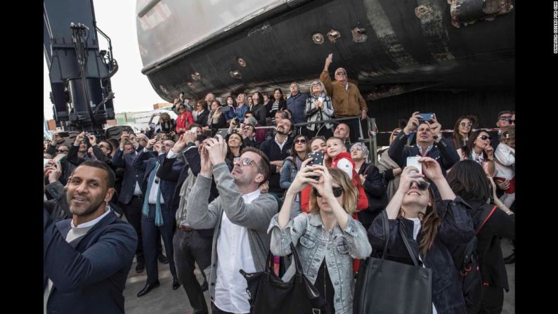 La multitud en la inauguración del Aurora es una mezcla de amigos del propietario, empleados de Rossinavi y sus familias, además de residentes de Viareggio