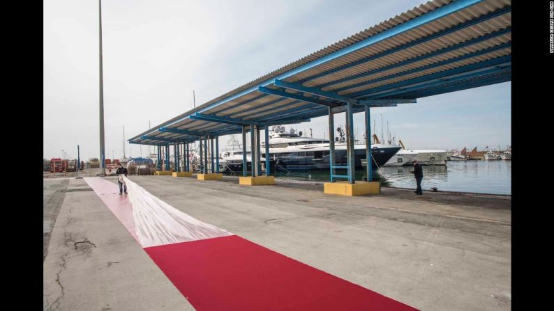 Una alfombra roja es puesta cerca al muelle la mañana del lanzamiento.