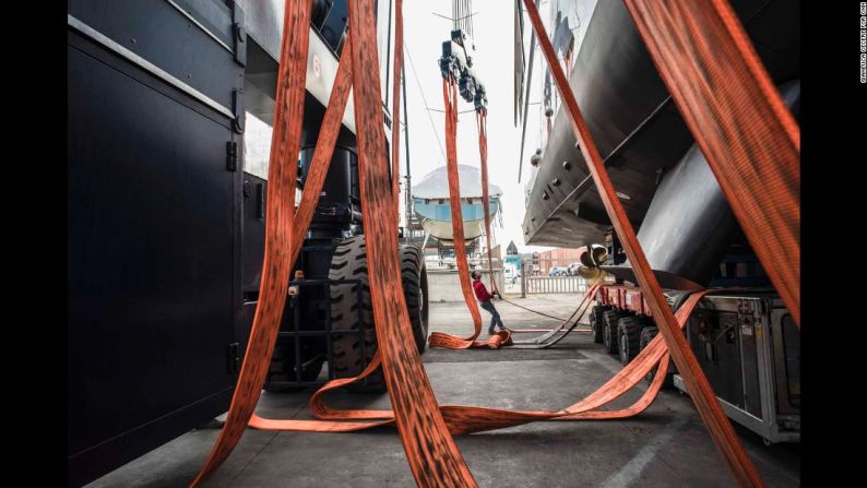 Correas de la lona, aseguradas bajo el Aurora, pondrán la embarcación en el mar.