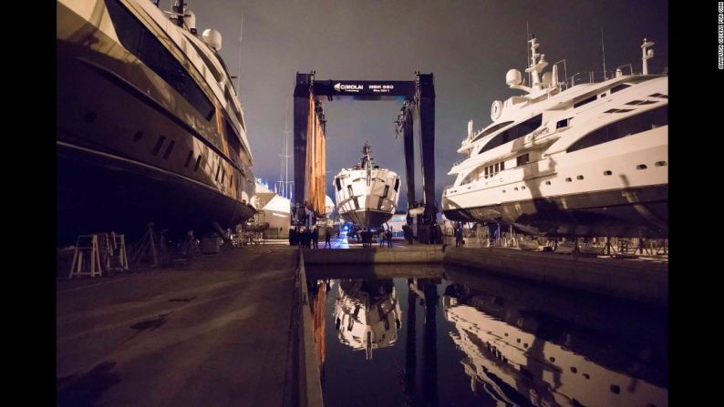 La parte final del viaje del Aurora hacia el Mediterráneo es guiada a través de un ascensor gigante que puede soportar su peso masivo de 320 toneladas.