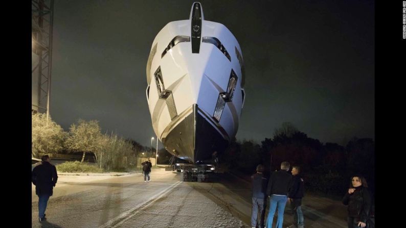 La ruta más rápida para mover los superyates de Rossinavi desde su lugar de construcción en Viareggio hasta el borde del Mar Mediterráneo es a través de las calles al borde de la ciudad.