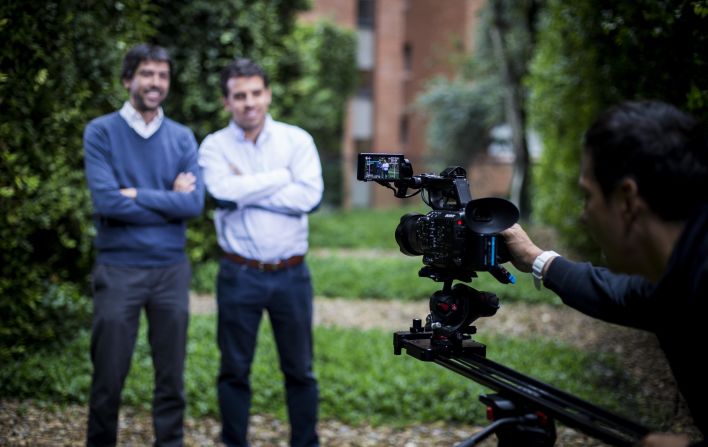 Nicolás Borda (izq.) y Pablo Atuesta, cofundadores de Groncol, durante el rodaje de Fuerza en Movimiento "Soluciones Urbanas", en Bogotá.