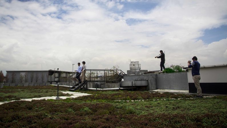 Gabriela Frías y Pablo Atuesta recorren un techo cubierto por Groncol durante el rodaje de Fuerza en Movimiento, "Soluciones Urbanas".