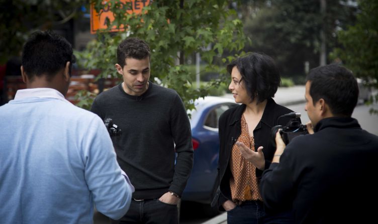 Gabriela Frías recorre las calles de Bogotá junto a uno de los cofundadores de Rappi, Sebastián Mejía.