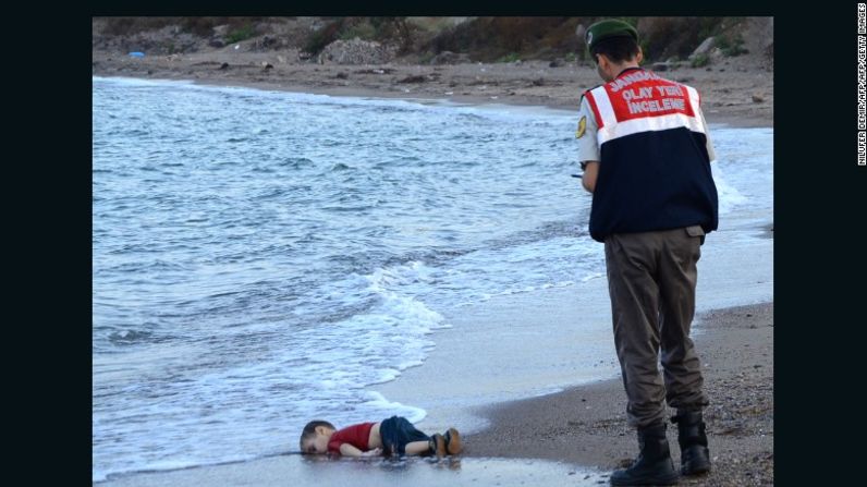 En 2015 esta imagen le dio la vuelta al mundo: el cuerpo sin vida de Alan Kurdi, boca abajo en una playa de Turquía, que se ahogó en el Mediterráneo huyendo de la guerra.
