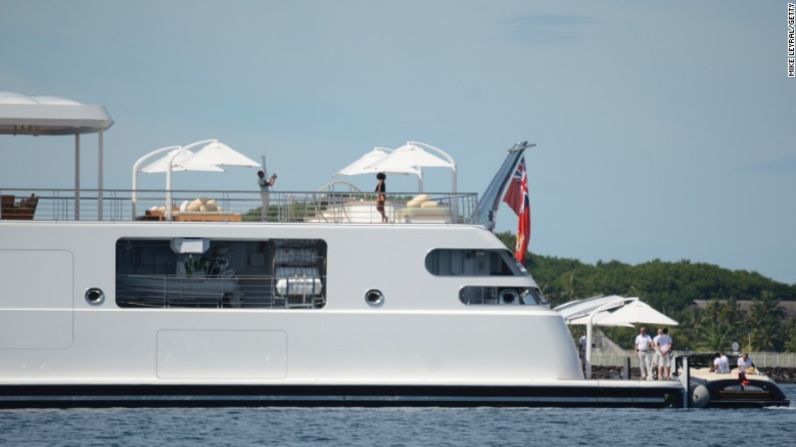 Este 18 de abril se dio a conocer una foto del expresidente Barack Obama tomando una foto de su esposa Michelle Obama en un yate. La pareja y algunos de sus famosos amigos pasaron la mañana del viernes en la isla de Mo'orea, en el Pacífico Sur. Mira algunas imágenes de la vida de los Obama después de la Casa Blanca.